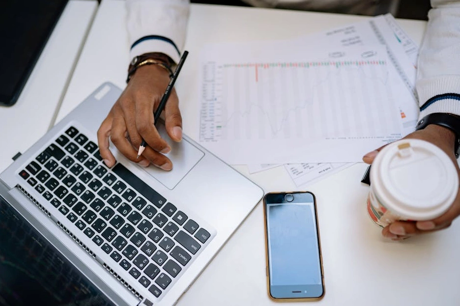 IT specialista analyzující data na několika monitorech